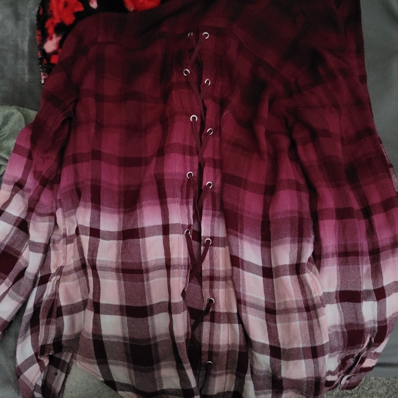 Cute light button down - Picture 2 of 3